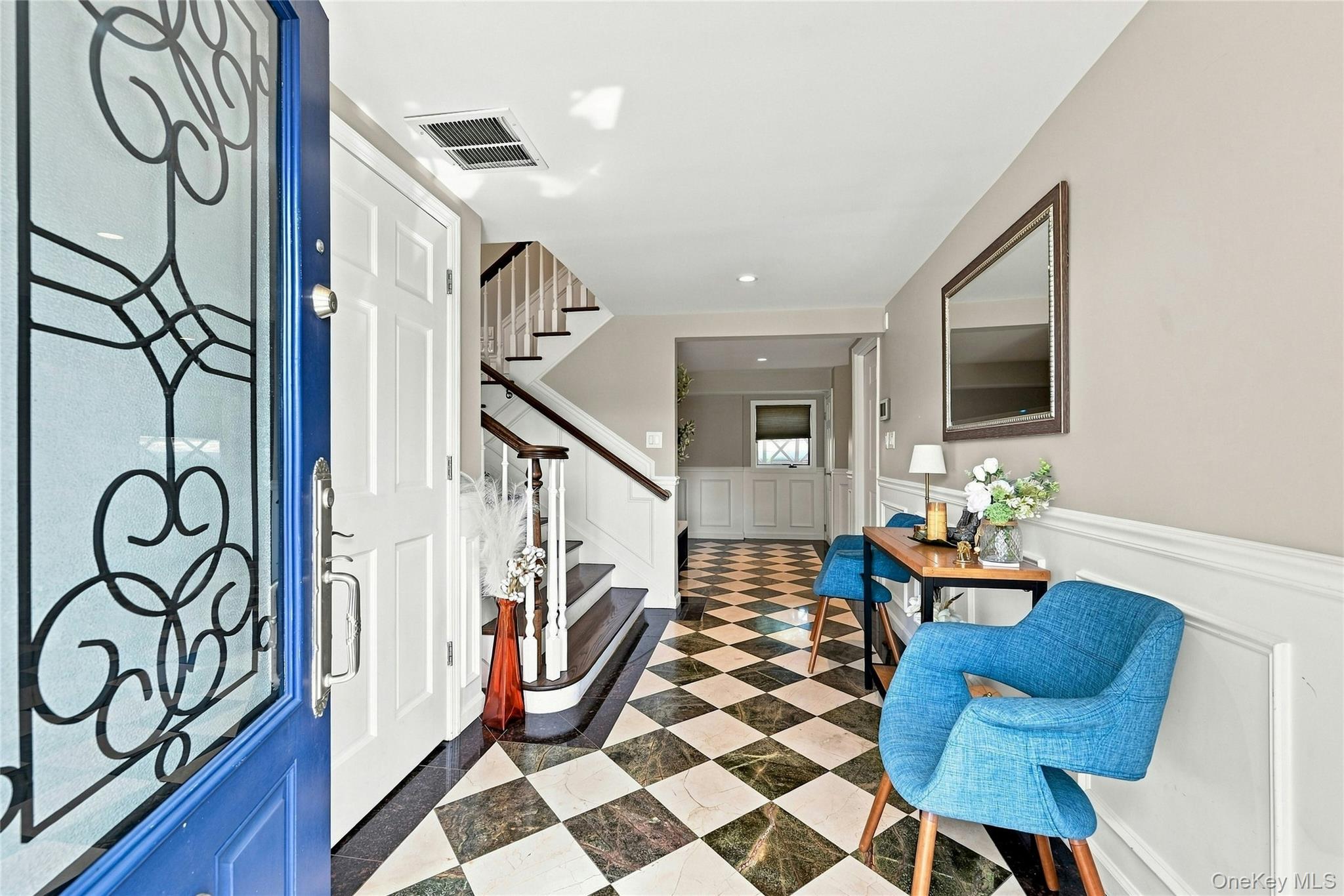 2 Peppermill Road Roslyn, NY 11576 - Photo 4 of 36 Gracious entry