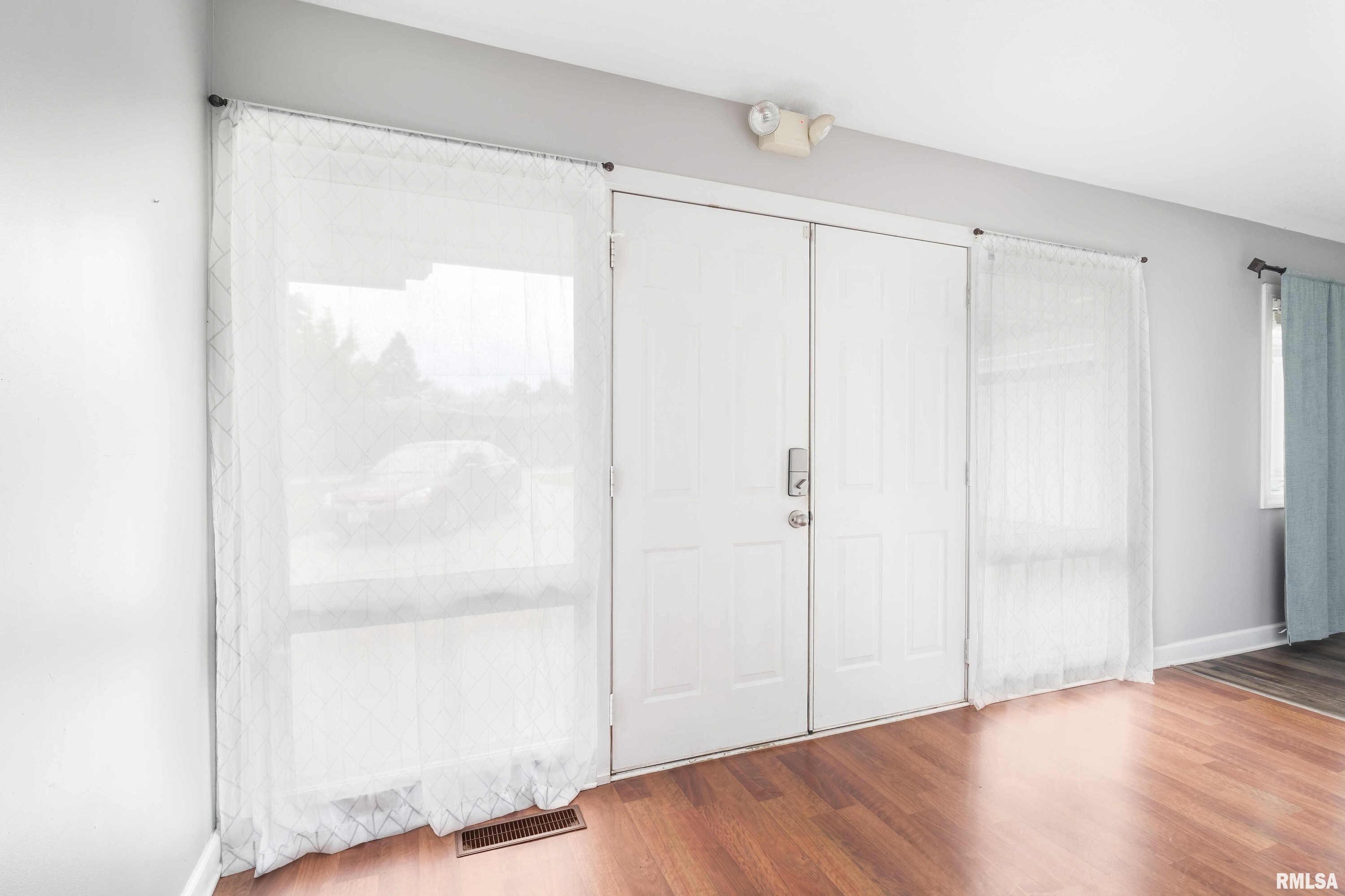 4007 El Rancho Drive Davenport, IA 52806 - Photo 4 of 29