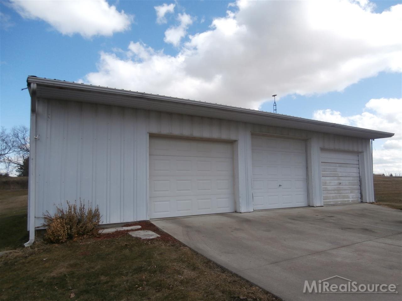 269 East Bennington Road Owosso, MI 48867 - Photo 2 of 29 31234614-1.JPG
