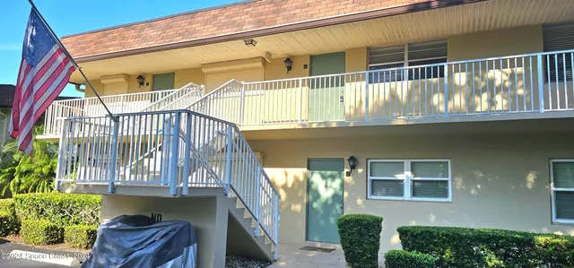 a view of entryway with a front door