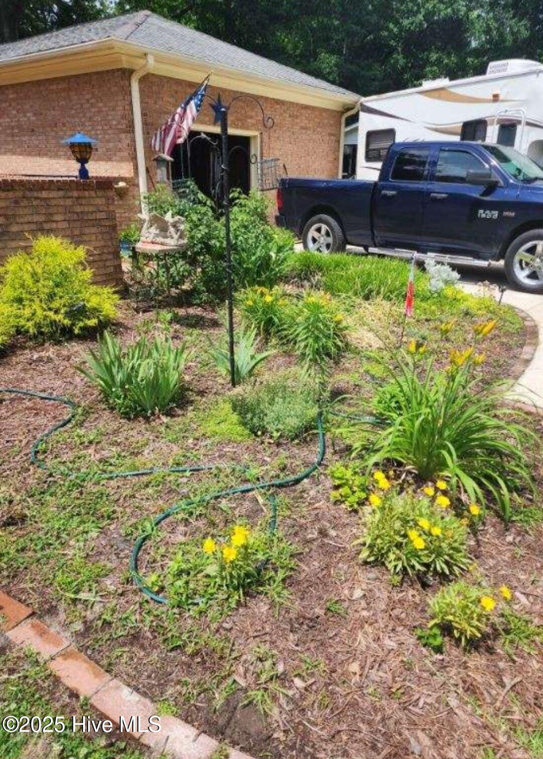 2100 Emerson Road Kinston, NC 28504 - Photo 3 of 25 front flowers