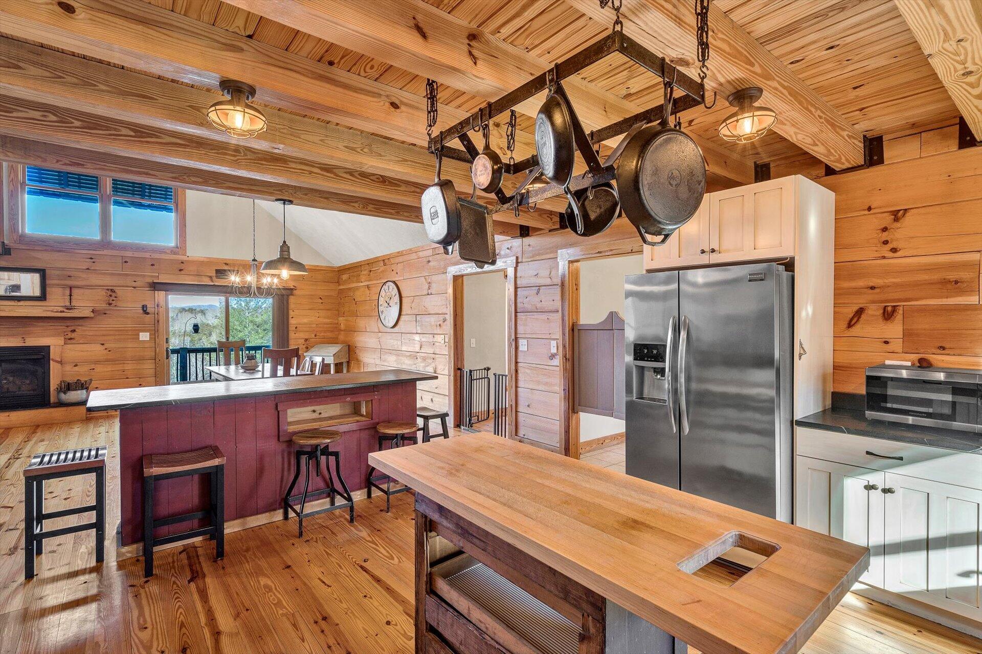 4076 Aerospace Road Roanoke, VA 24014 - Photo 21 of 62 a kitchen with a table and chairs