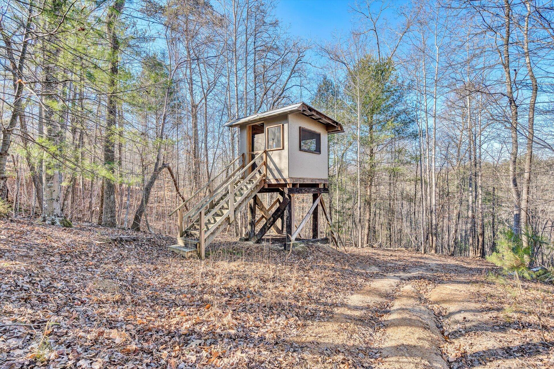 4076 Aerospace Road Roanoke, VA 24014 - Photo 50 of 62 a backyard of a house with table and chairs