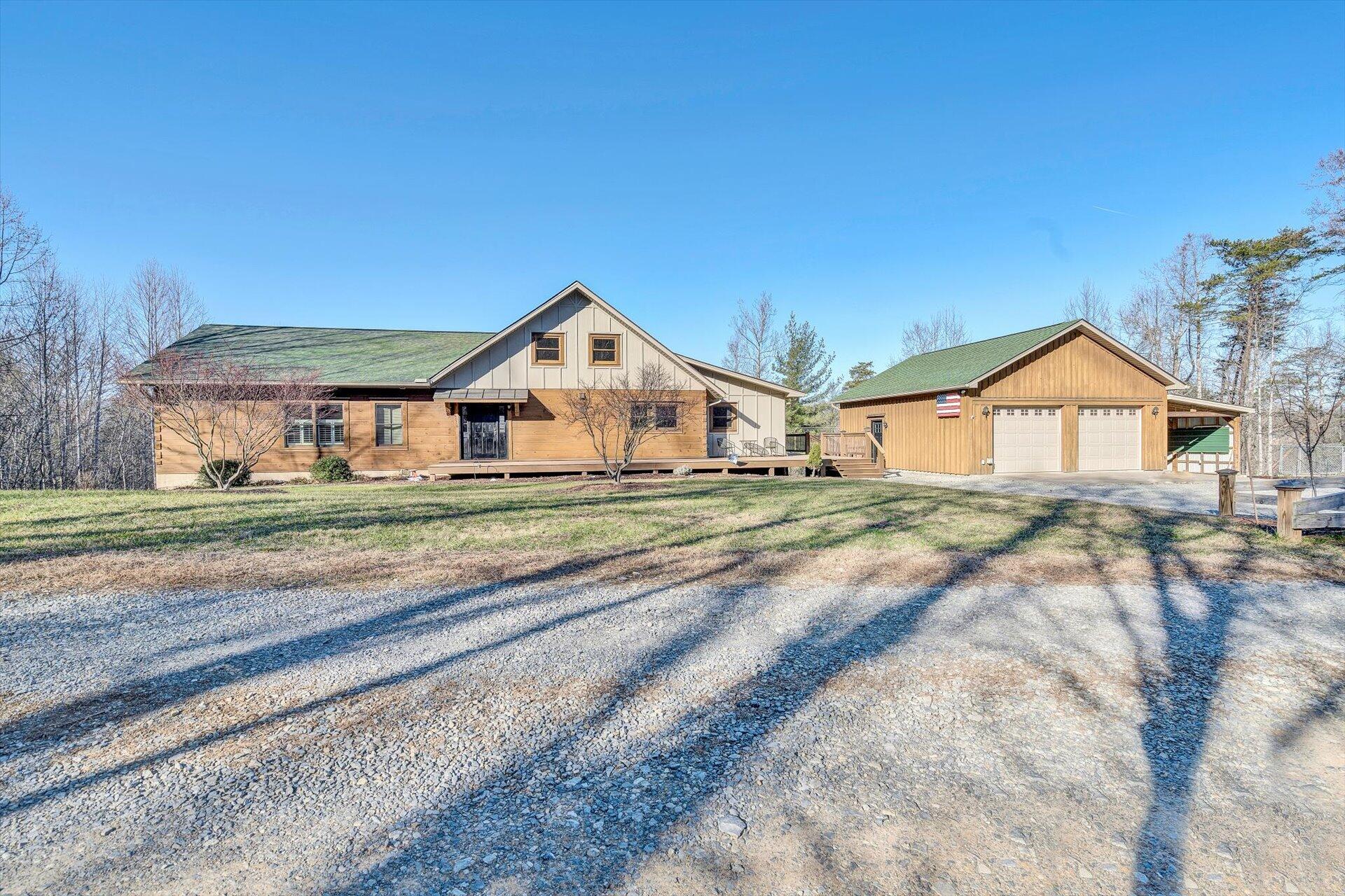 4076 Aerospace Road Roanoke, VA 24014 - Photo 5 of 62 a front view of a house with a yard