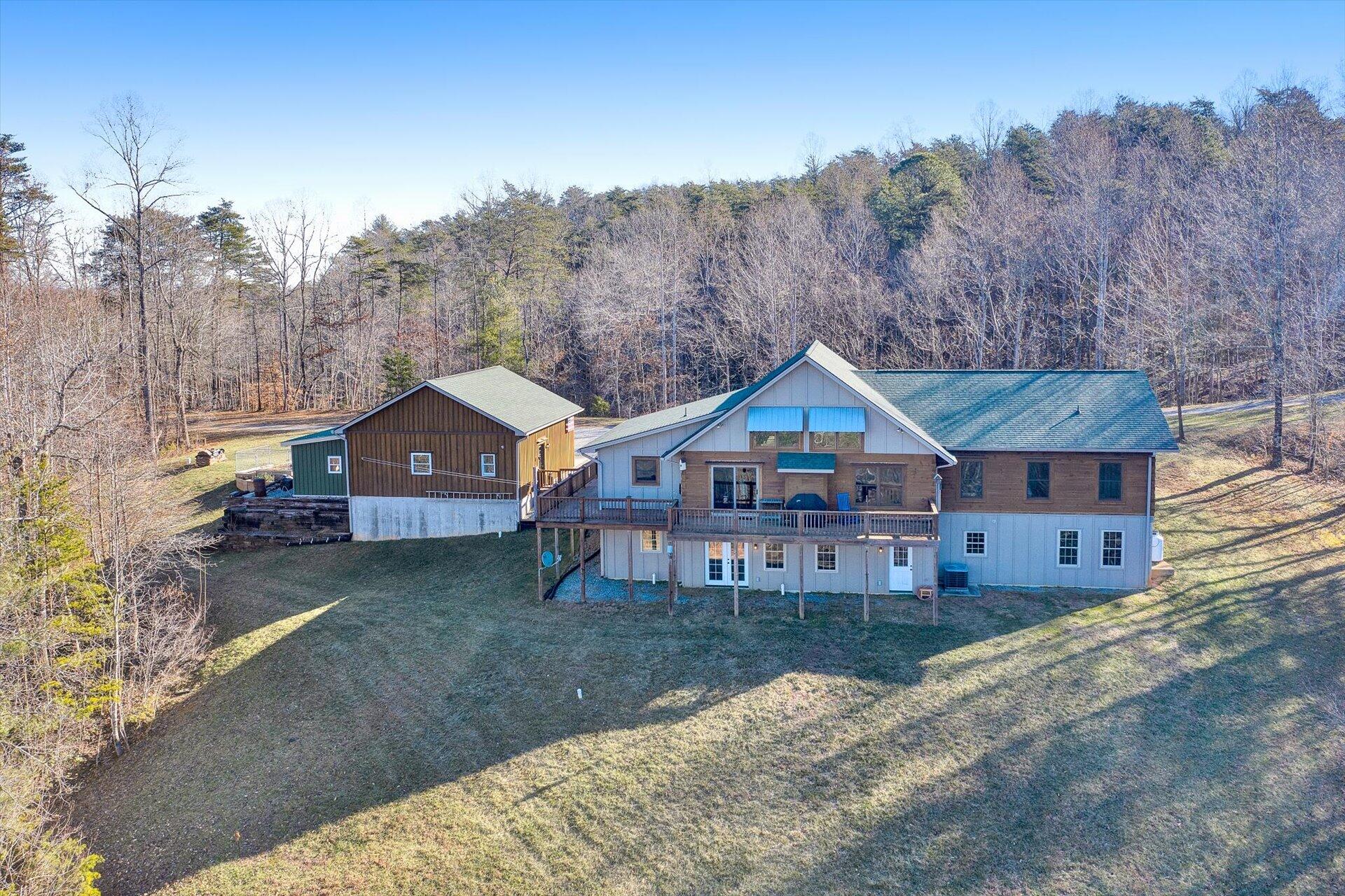 4076 Aerospace Road Roanoke, VA 24014 - Photo 7 of 62 a house with trees in the background