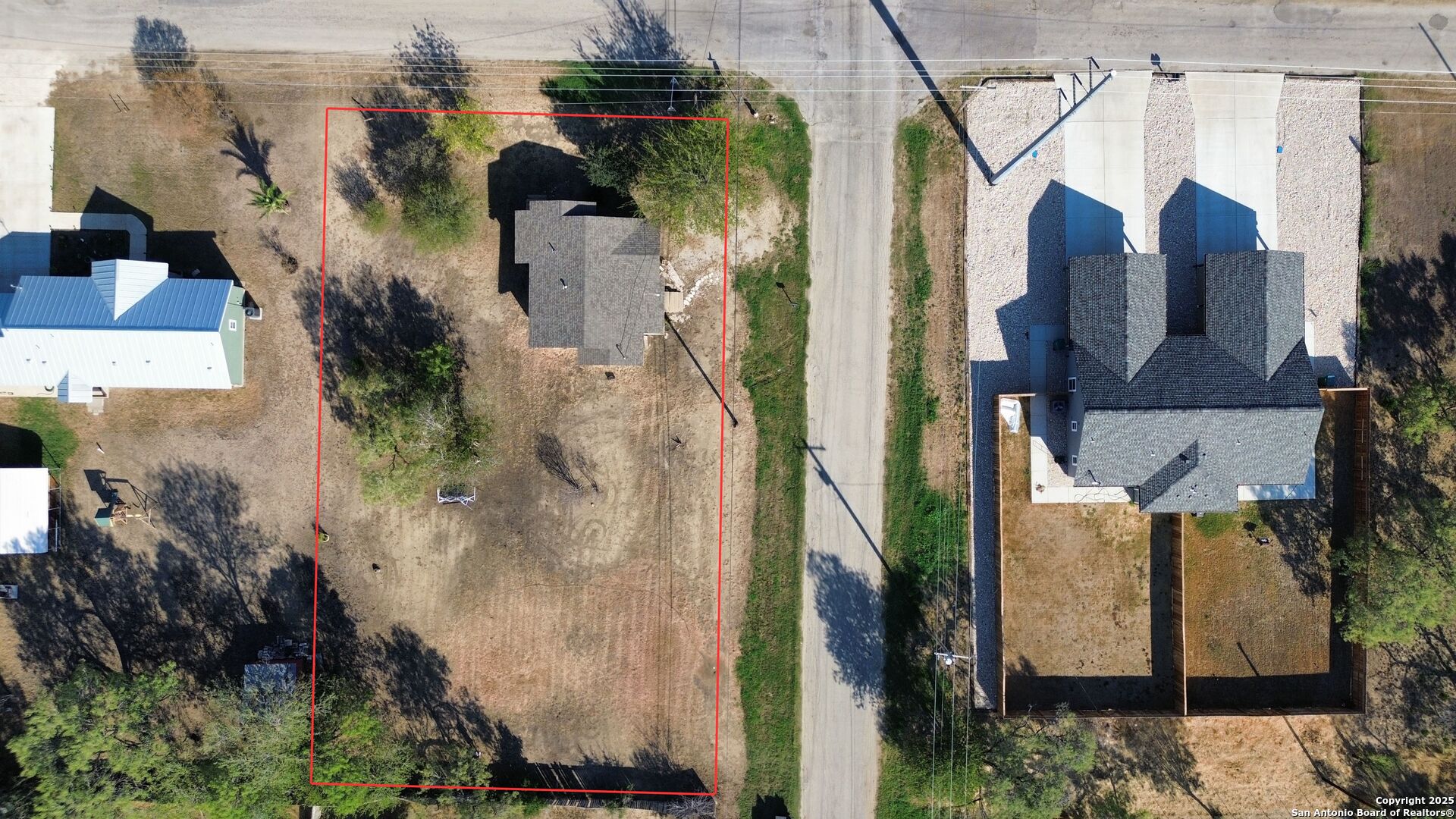 2016 Brown Jourdanton, TX 78026 - Photo 2 of 17