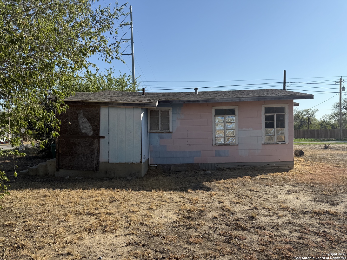 2016 Brown Jourdanton, TX 78026 - Photo 4 of 17