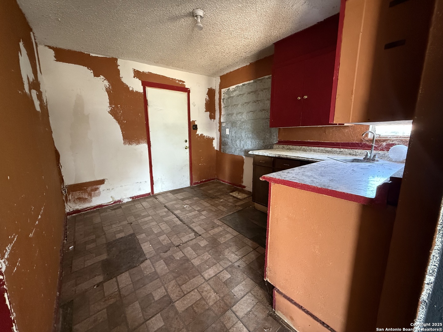 2016 Brown Jourdanton, TX 78026 - Photo 7 of 17