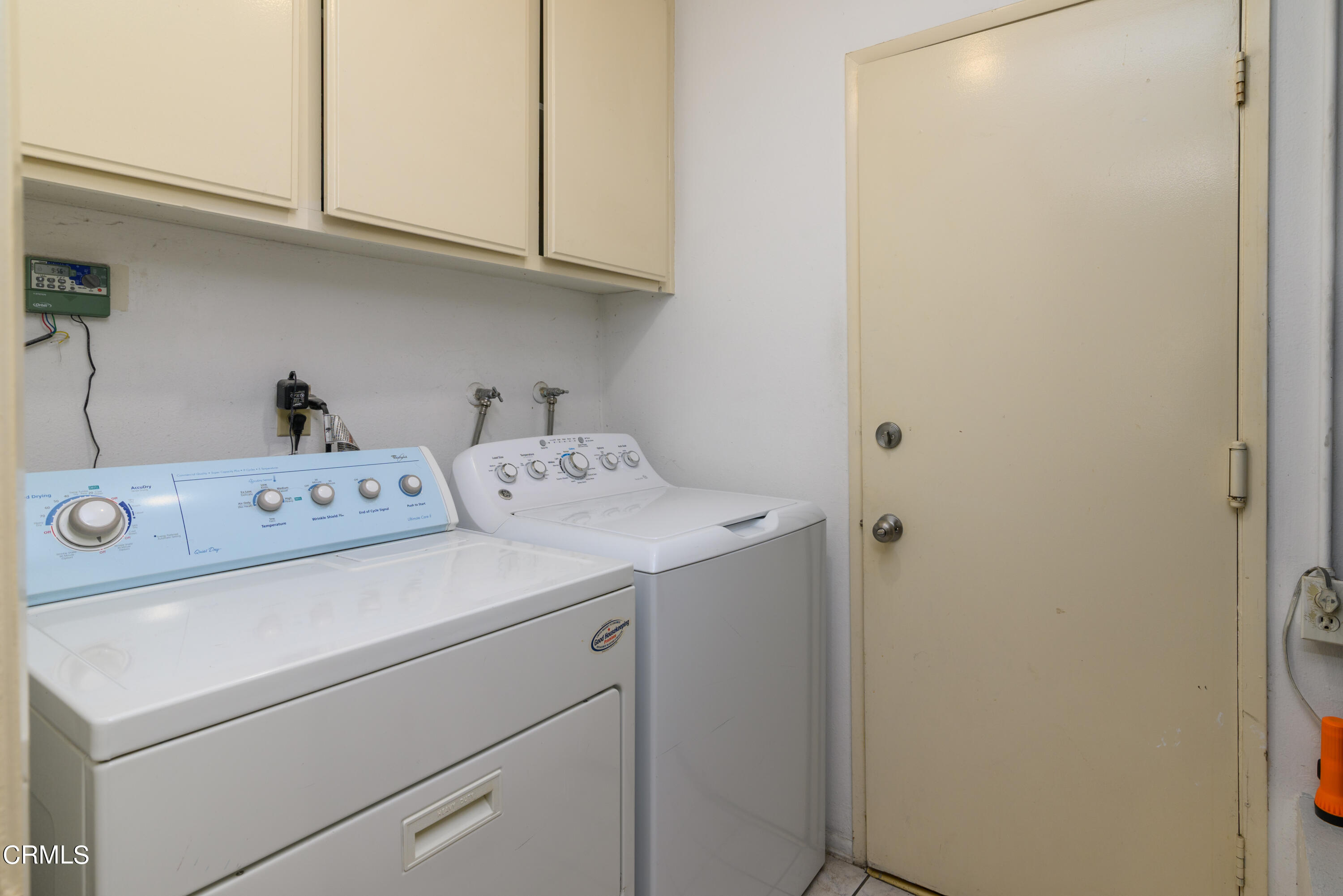 2564 Roxy Street Simi Valley, CA 93065 - Photo 18 of 25 a utility room with dryer and washer