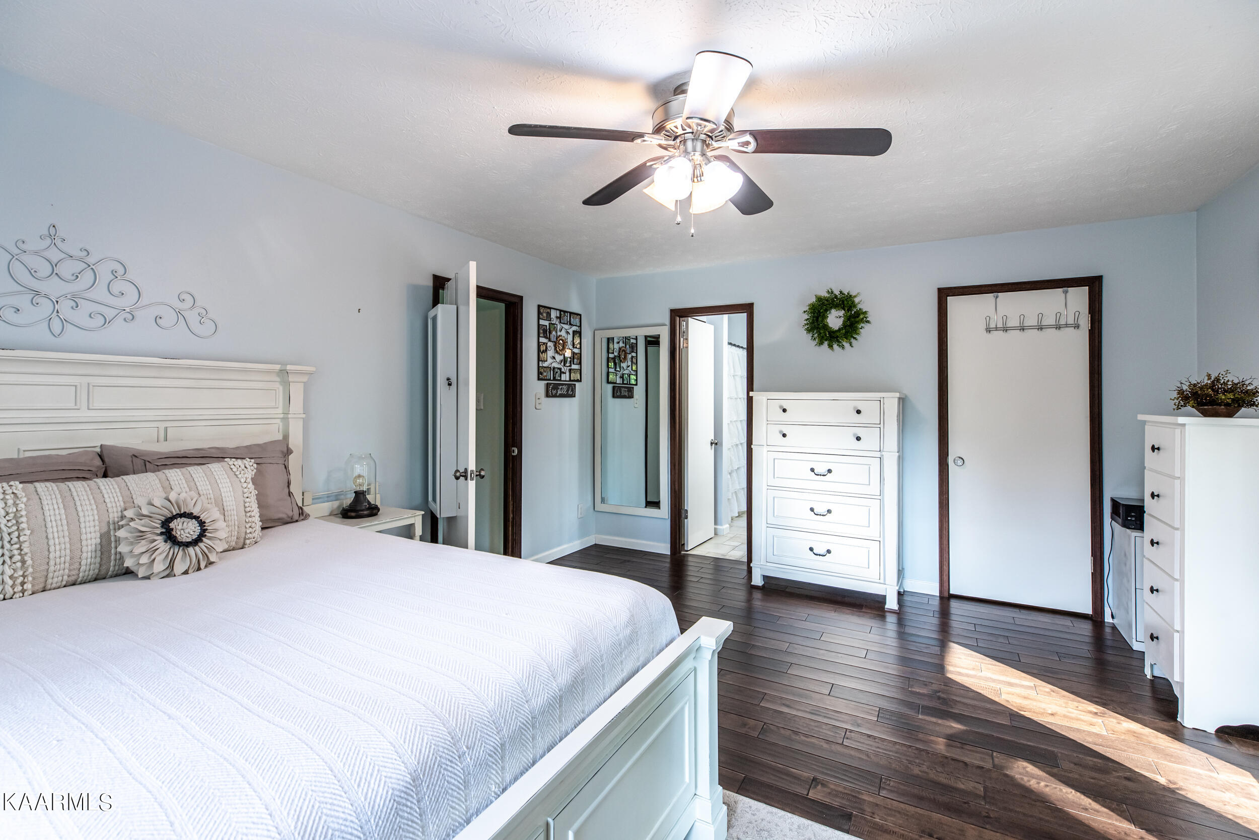 2692 Dutch Valley Road Clinton, TN 37716 - Photo 22 of 26 Spacious Owners Bedroom