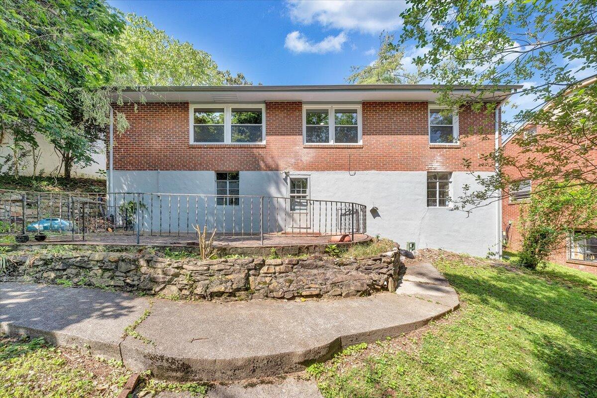 547 Dillard Road Southwest Roanoke, VA 24014 - Photo 25 of 26 front view of a house with a yard