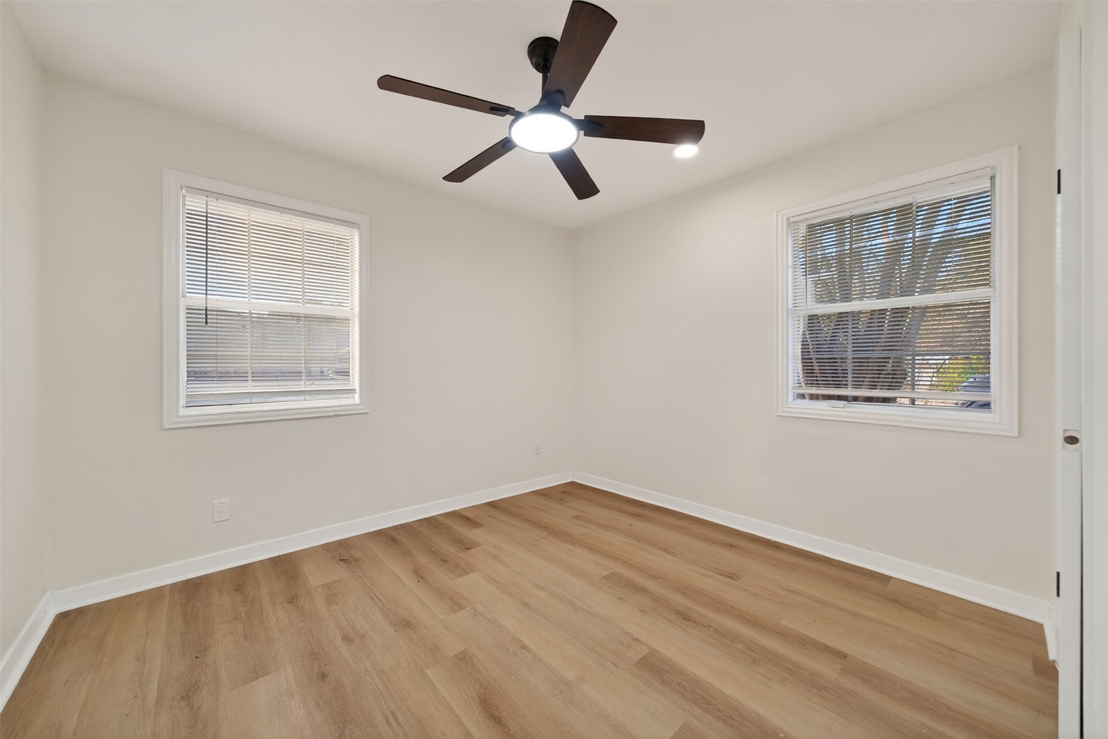 907 South 3rd Street La Porte, TX 77571 - Photo 11 of 38