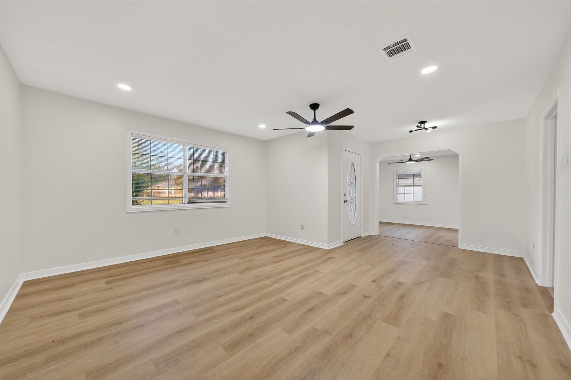 907 South 3rd Street La Porte, TX 77571 - Photo 8 of 38