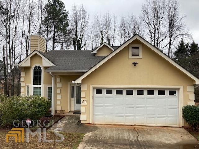 a view of house with a yard