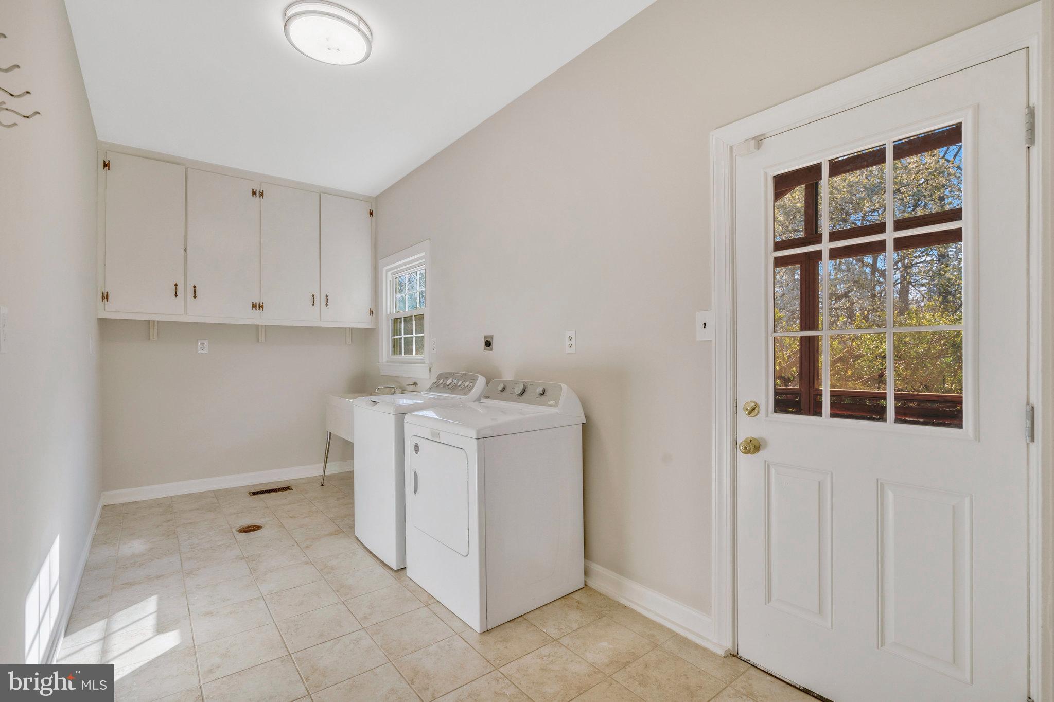 11815 Chapel Road Clifton, VA 20124 - Photo 17 of 59 Huge laundry/mud room off family room and garage