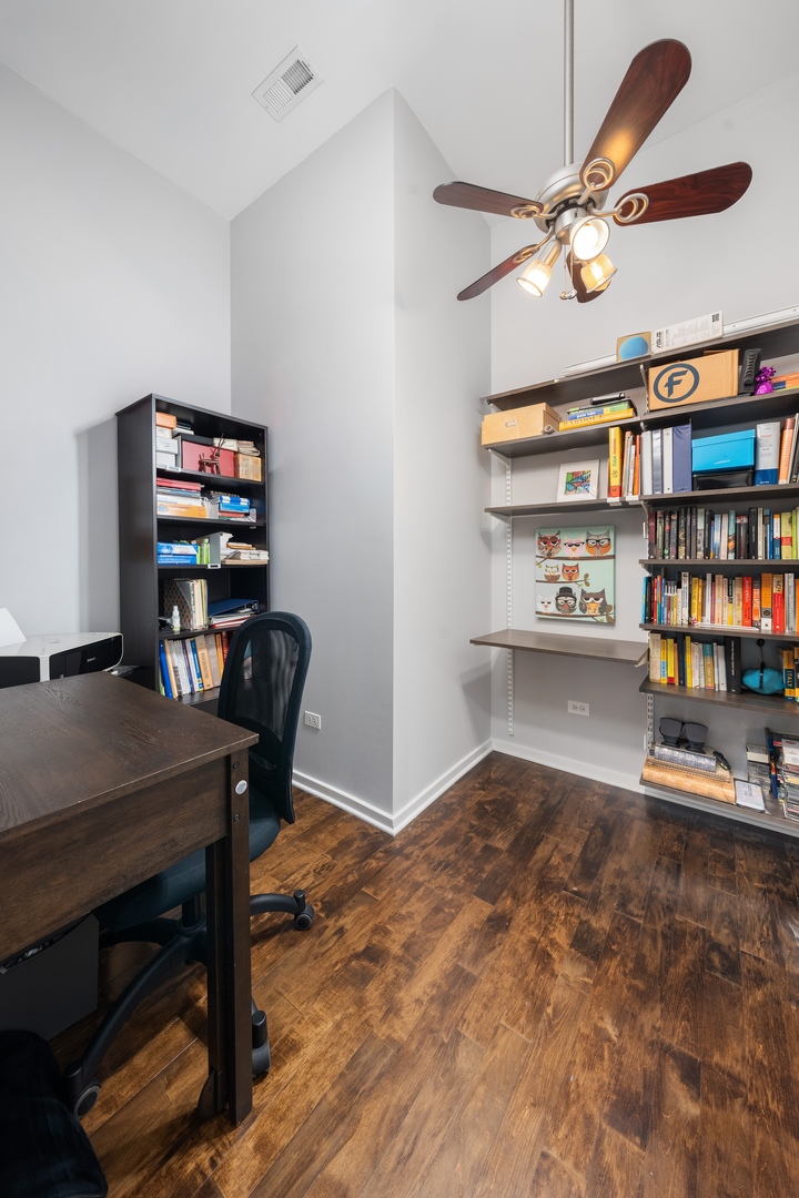 520 South State Street, Unit 1722 Chicago, IL 60605 - Photo 16 of 28 a workspace with furniture and a book shelf