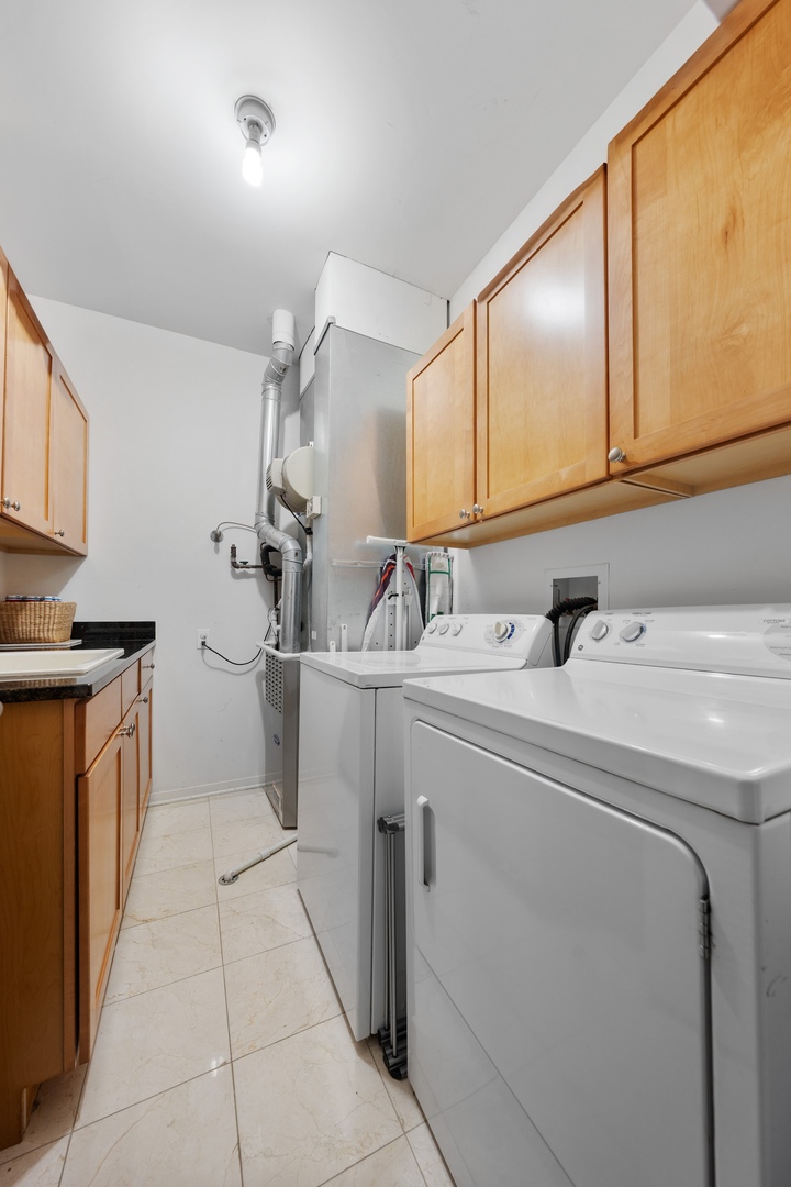 520 South State Street, Unit 1722 Chicago, IL 60605 - Photo 18 of 28 a utility room with dryer and washer