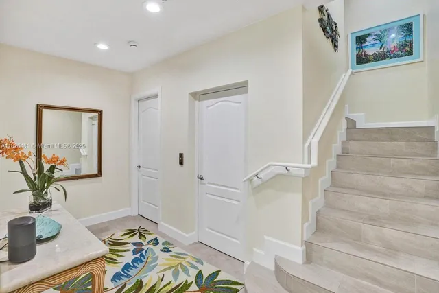 a picture of a room with a floor plan