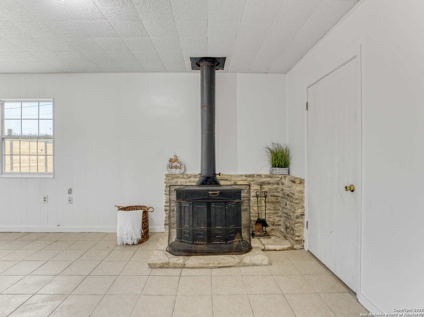 2019 North Park Road Canyon Lake, TX 78133 - Photo 14 of 22 a view of an empty room with windows