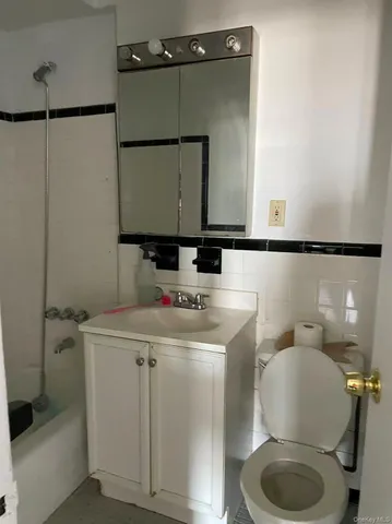 $1,700 | 149-43 35th Avenue, Unit 3I | Murray Hill - Flushing