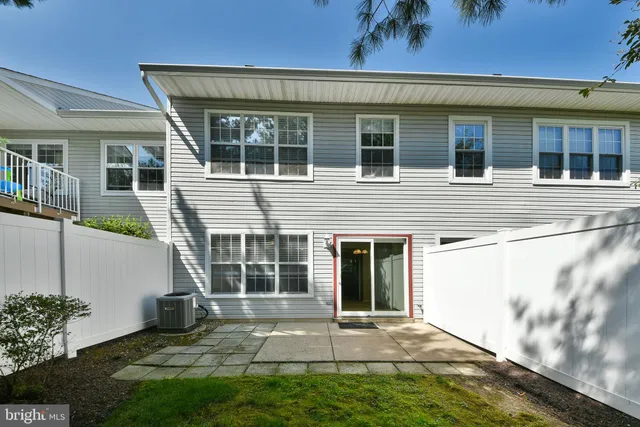a view of front of a house with a yard