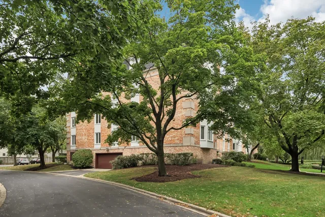 $284,900 | 200 Lake Boulevard, Unit 439, Buffalo Grove, IL 60089