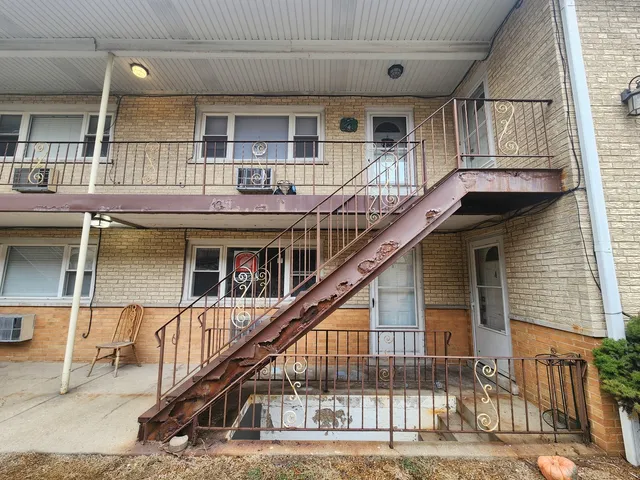 a view of entryway and hall