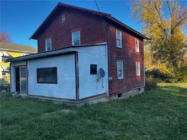 a front view of house with yard