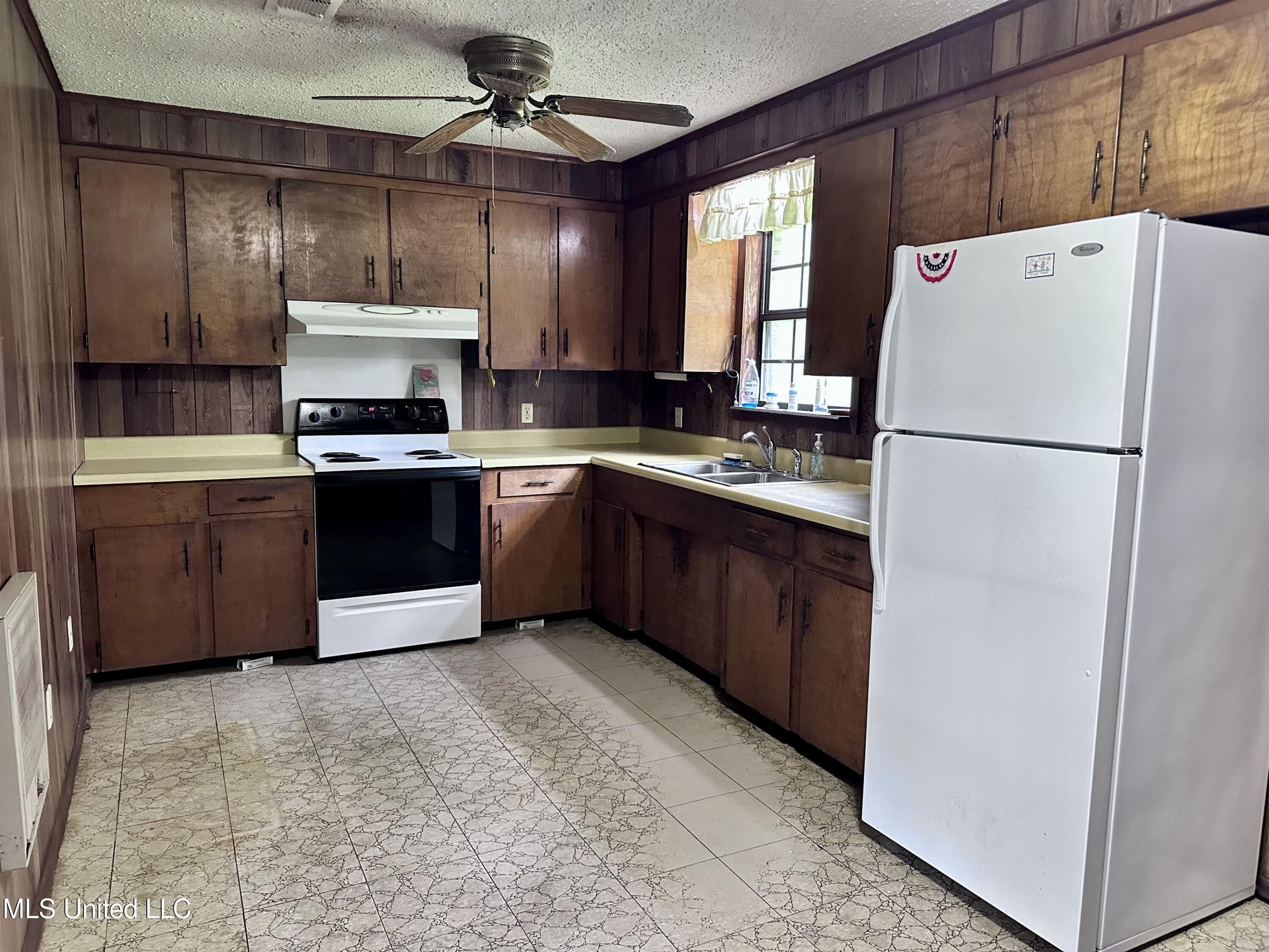 240 Emanuel Street Hickory, MS 39332 - Photo 5 of 17 Photo Sep 10 2024, 11 30 01 AM