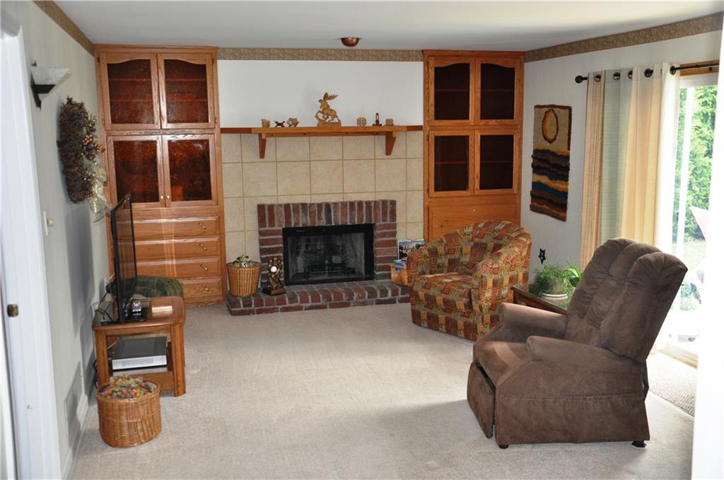 220 Sycamore Ridge Drive Springdale, PA 15144 - Photo 10 of 24 Living room