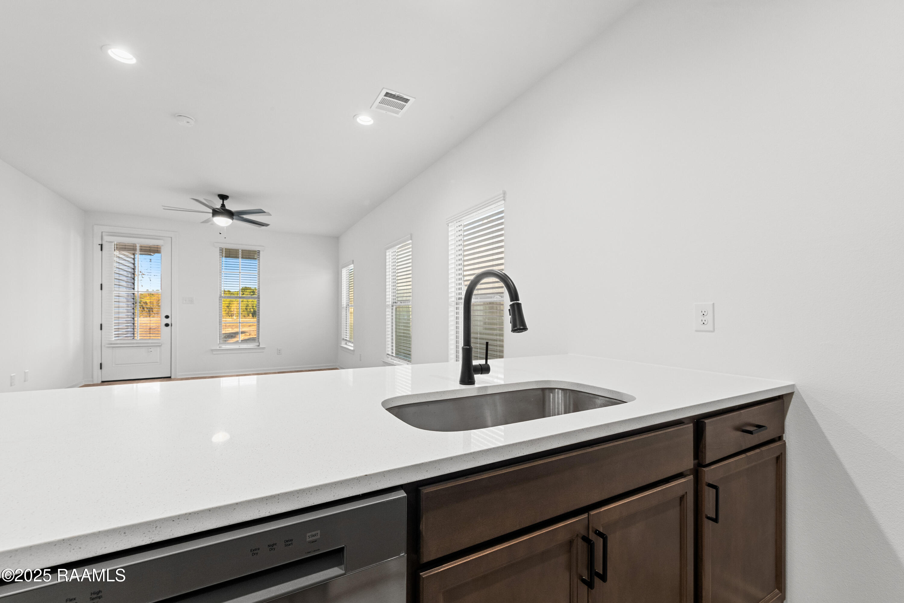 104 Ridgedale Alley Scott, LA 70583 - Photo 7 of 34 102Albernathy-29