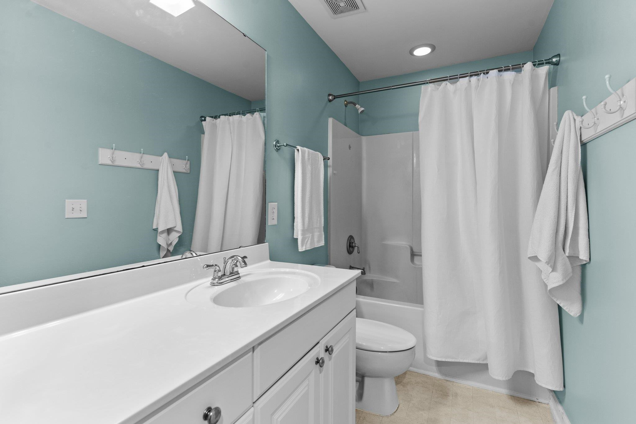 7509 Silver View Lane Raleigh, NC 27613 - Photo 26 of 39 Full Hall Bathroom