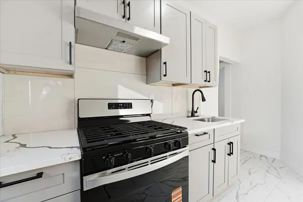 $2,000 | 117 Corbin Avenue, Unit 405, Jersey City, NJ 07306