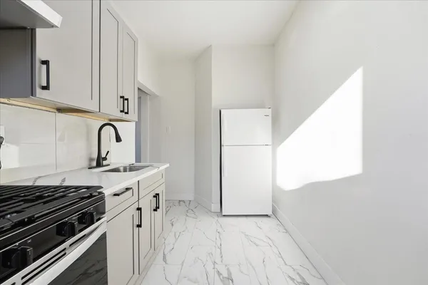 $2,000 | 117 Corbin Avenue, Unit 405, Jersey City, NJ 07306