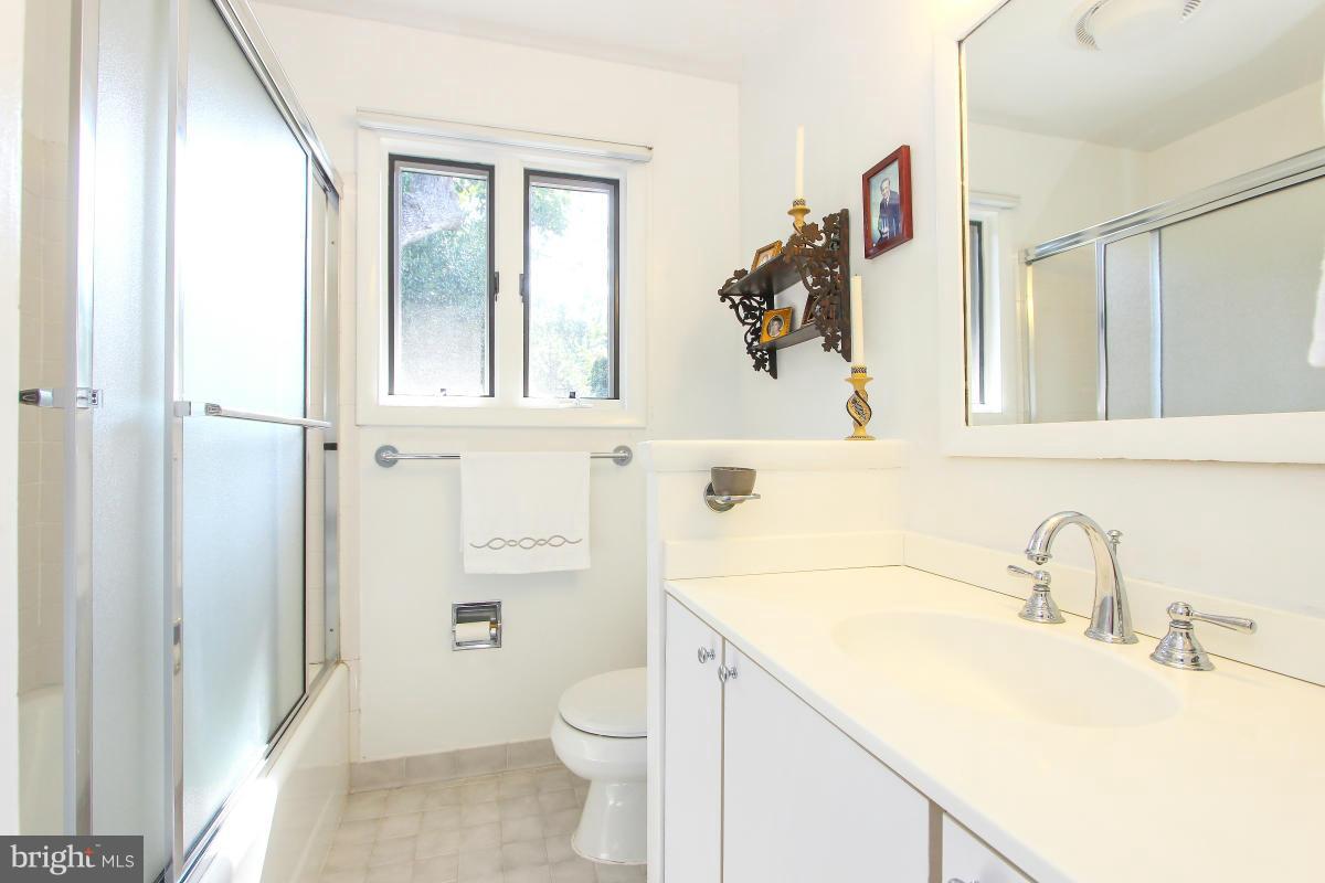 6515 East Halbert Road Bethesda, MD 20817 - Photo 16 of 21 Bath
