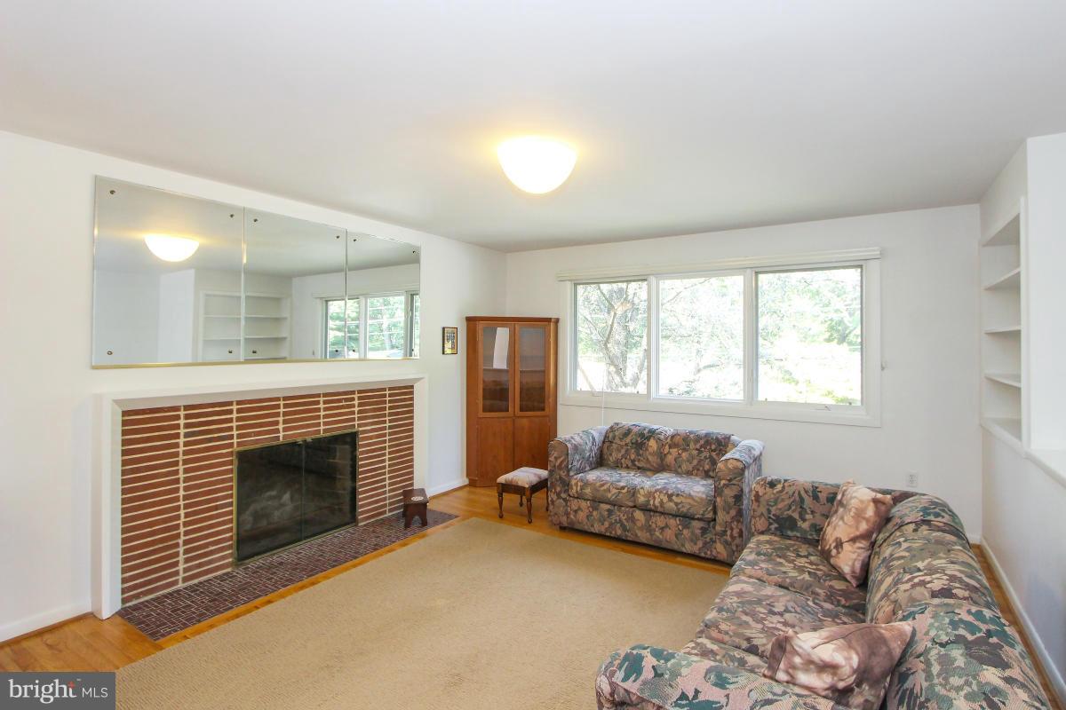 6515 East Halbert Road Bethesda, MD 20817 - Photo 6 of 21 Living Room