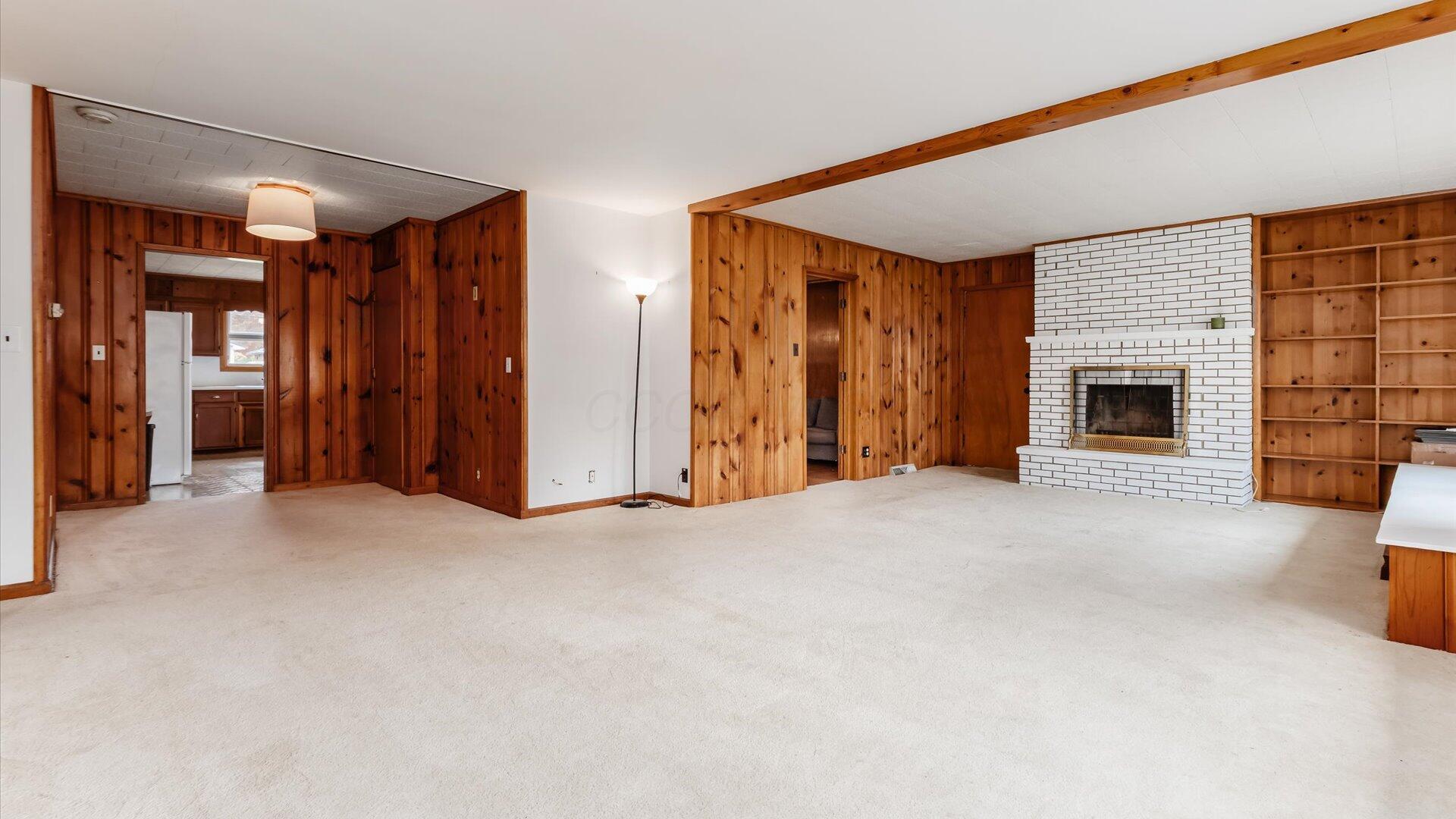 3250 Dale Road Zanesville, OH 43701 - Photo 3 of 27 Great room with Decorative firerplacfe
