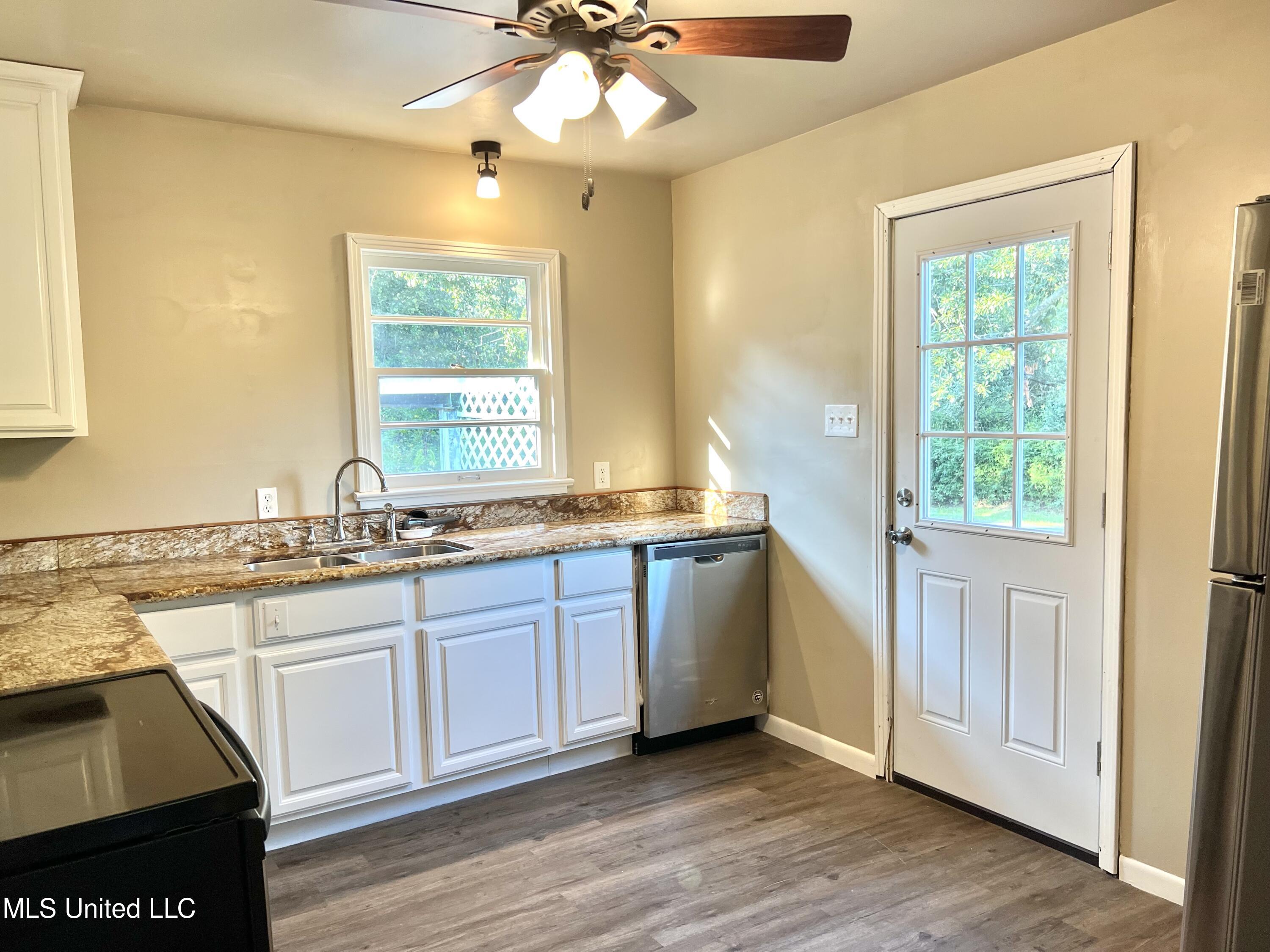 1159 East Old Pass Road Long Beach, MS 39560 - Photo 7 of 14 1159kit