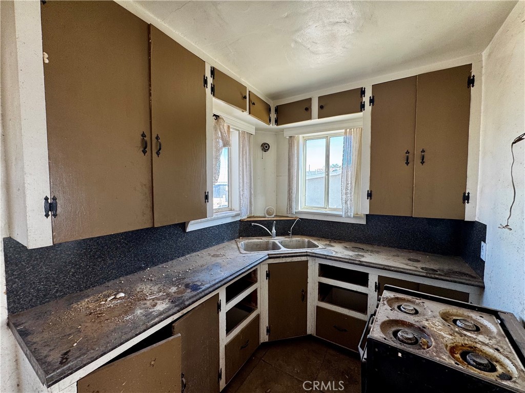 310 Walnut Street Needles, CA 92363 - Photo 11 of 17 Kitchen