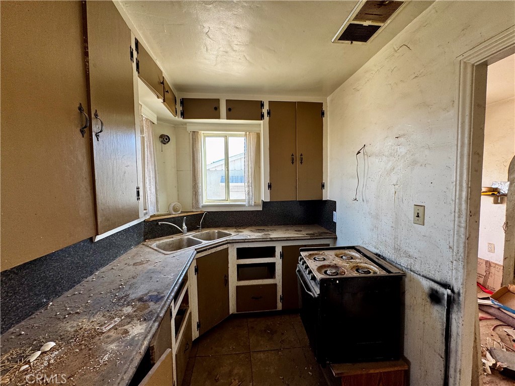 310 Walnut Street Needles, CA 92363 - Photo 12 of 17 Kitchen