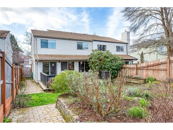 a view of a house with backyard