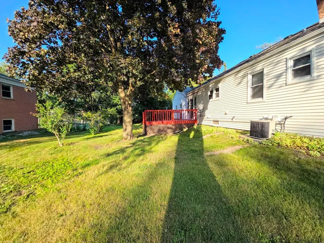 a view of a house with a backyard