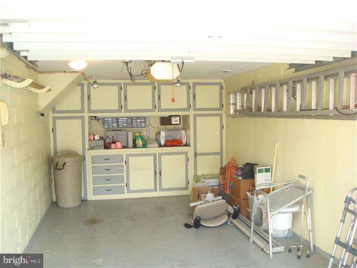 12621 Calpine Road Philadelphia, PA 19154 - Photo 22 of 25 Garage