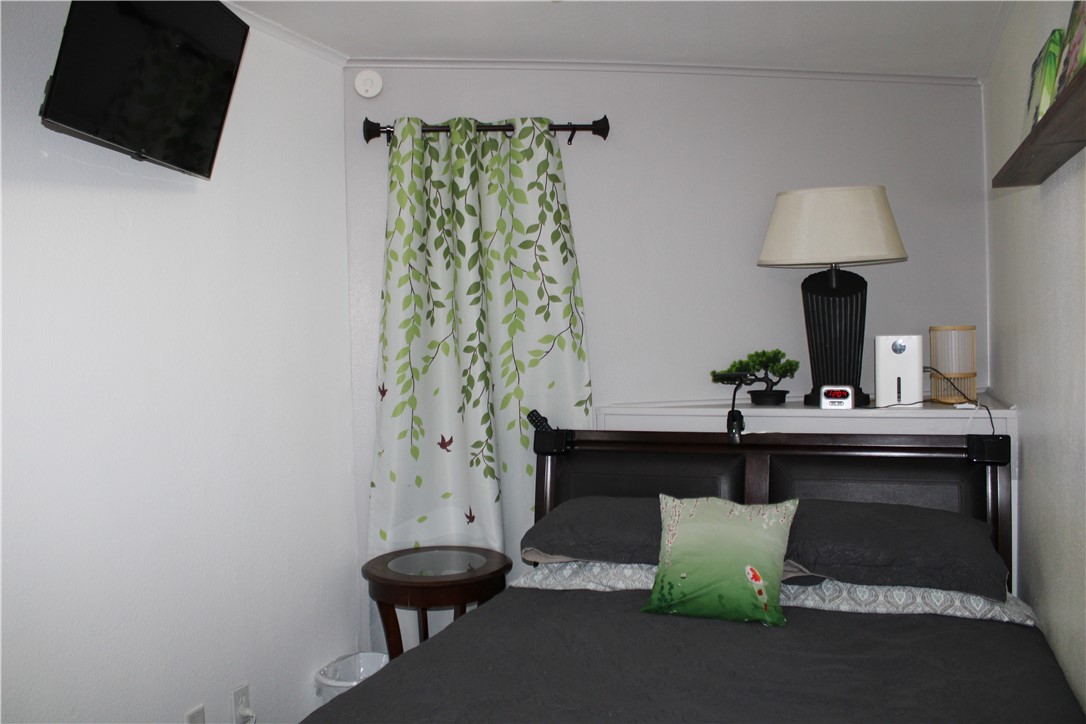 3938 Surfside Boulevard, Unit 3129 Corpus Christi, TX 78402 - Photo 13 of 39 a living room with a couch and a potted plant