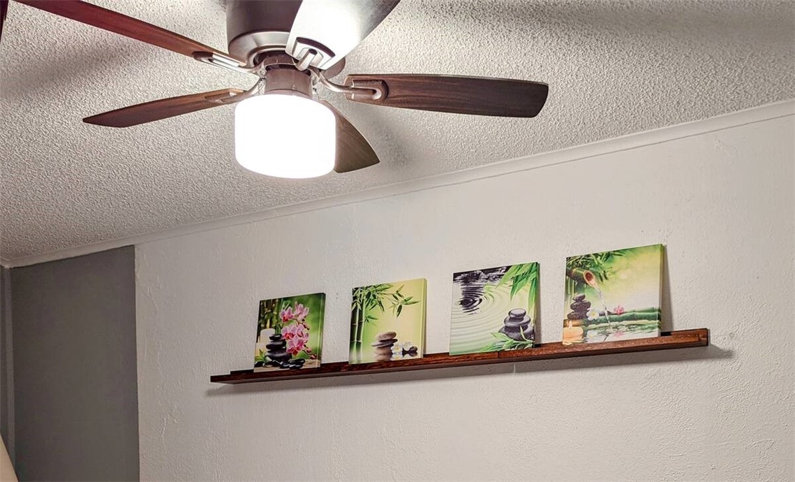 3938 Surfside Boulevard, Unit 3129 Corpus Christi, TX 78402 - Photo 16 of 39 a picture of a room with window and ceiling fan