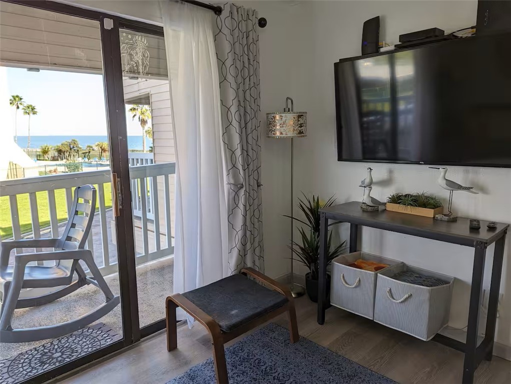3938 Surfside Boulevard, Unit 3129 Corpus Christi, TX 78402 - Photo 9 of 39 a living room with furniture and a window