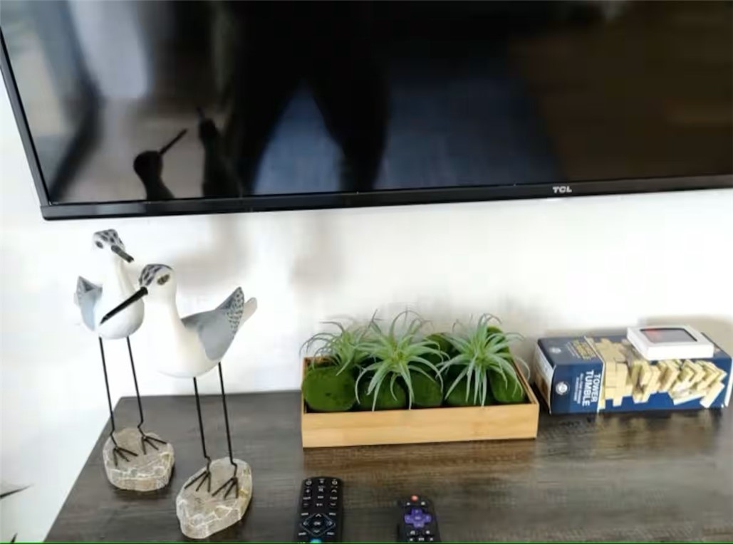 3938 Surfside Boulevard, Unit 3129 Corpus Christi, TX 78402 - Photo 10 of 39 a living room with furniture and a potted plant