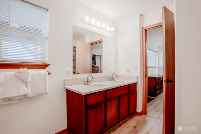 a en suite bathroom with a double vanity sink and mirror