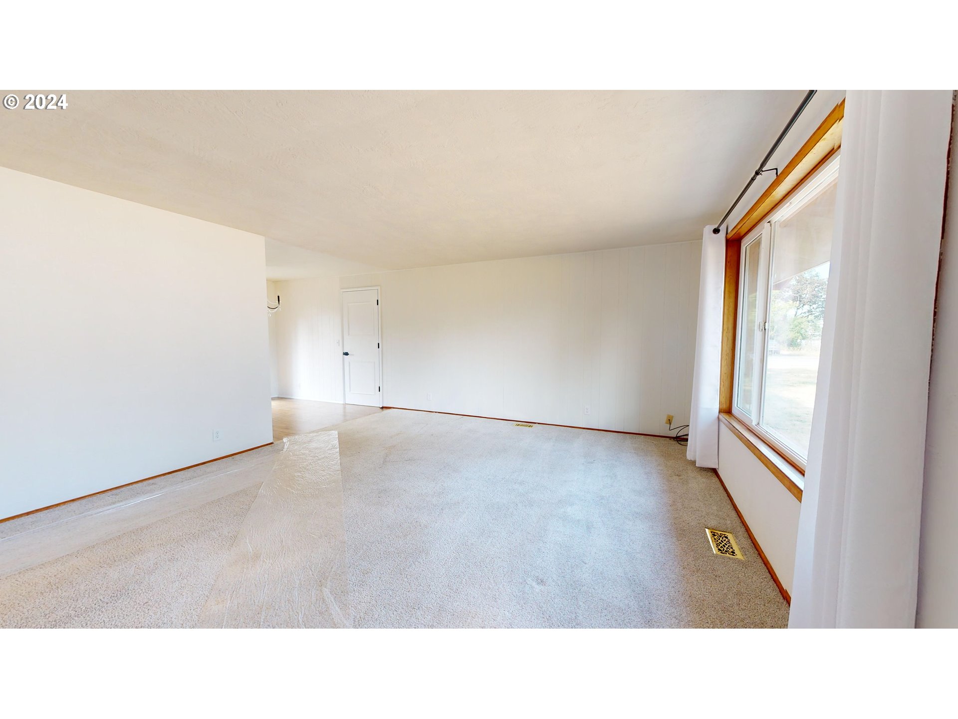 4675 Daisy Street Springfield, OR 97478 - Photo 3 of 43 a open hall with stairs
