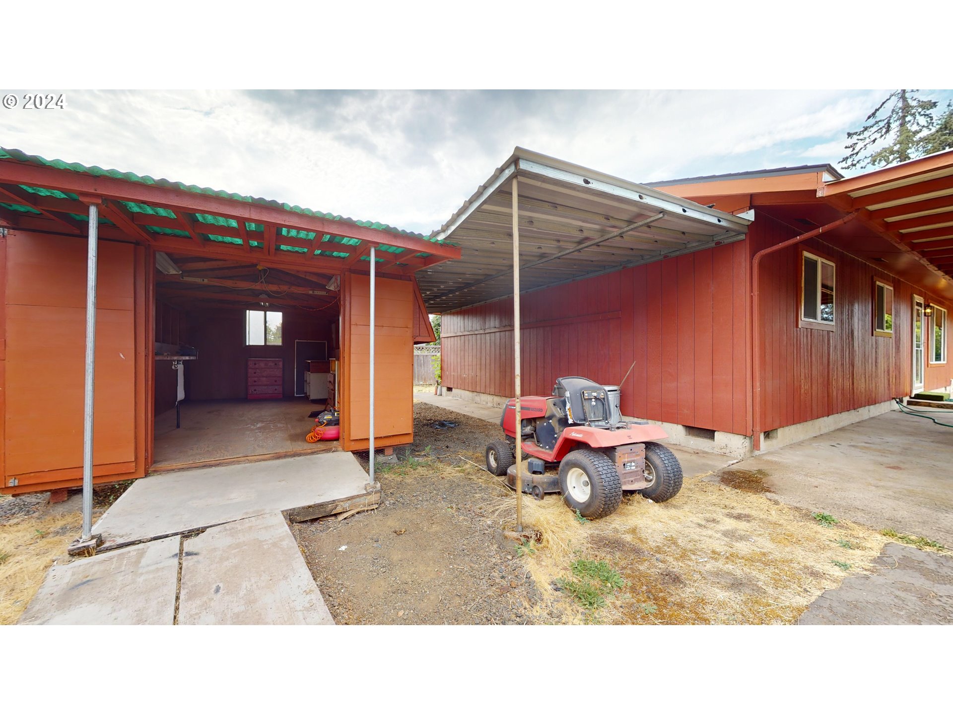 4675 Daisy Street Springfield, OR 97478 - Photo 33 of 43 a backyard of a house with table and chairs